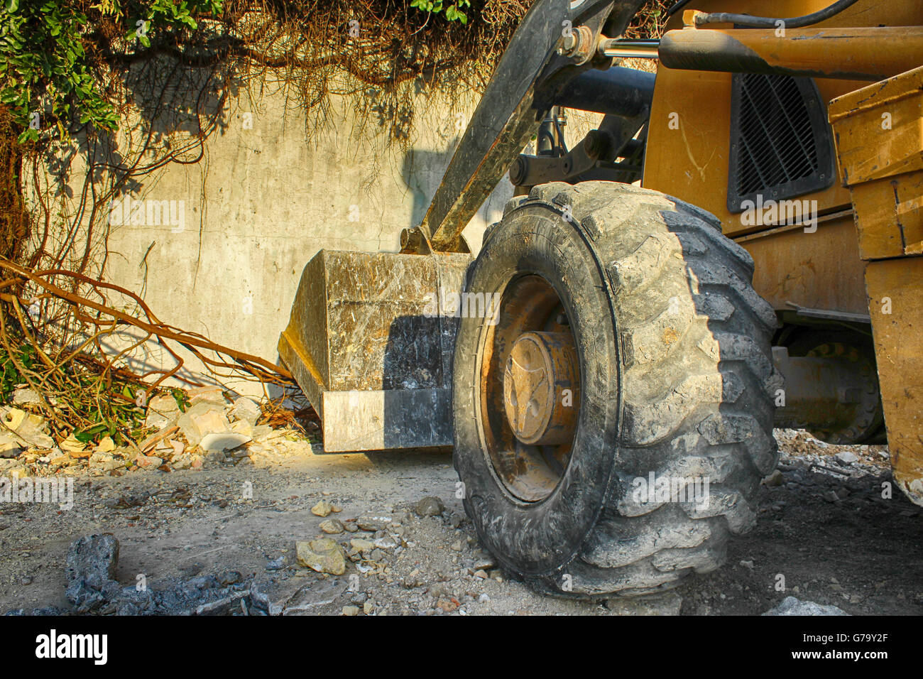 Foto von einem Ende Lader Bau Maschine Reifen Stockfoto