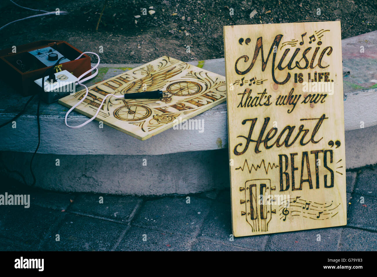 Foto von der Satz: Musik ist das Leben, das ist, warum unser Herz schlägt verbrannt schriftlich auf einem Stück Holz Stockfoto