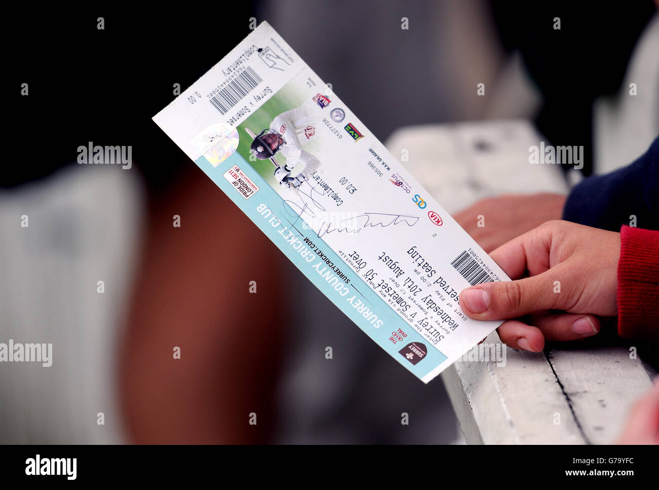 Ein Surrey-Fan hält sein Spielticket in der Warteschleife für den Spieler Autogramme Stockfoto