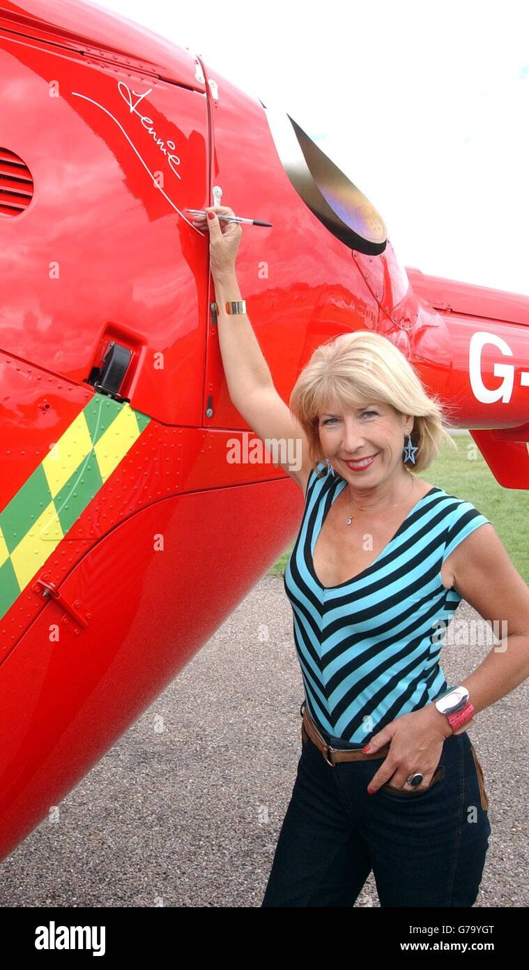 Jennie Bond mit ihrer Unterschrift auf dem neuen Devon Air Ambulance EC135 Hubschrauber. Jennie unterstützte den neuen Hubschrauber, der am 5. August 2004 in Betrieb ging, mit einer Spende von über 261.000 durch die Teilnahme an der „im a Celebrity Get Me Out of Here!“-Veranstaltung. Fernsehprogramm. Stockfoto