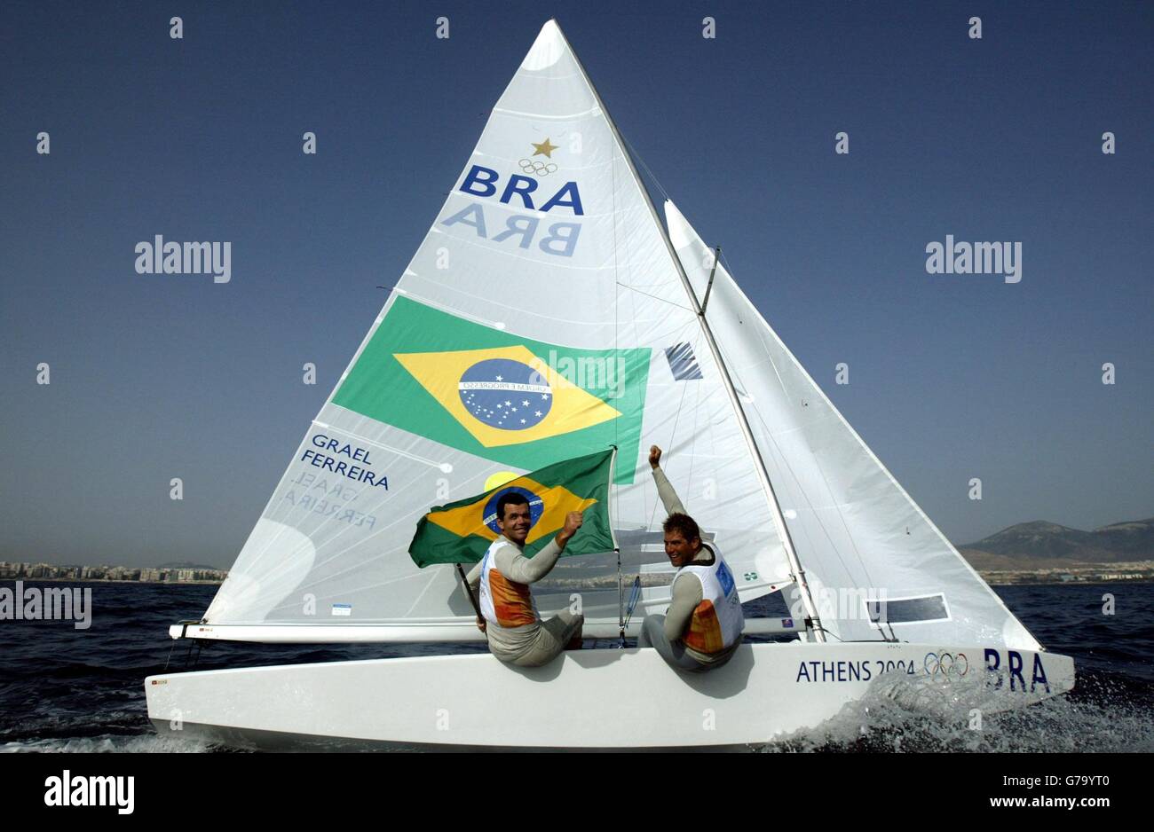 Die Brasilianer Torben Grael (links) und Marcelo Ferreira feiern den Gewinn einer Goldmedaille in der Star-Klasse im Agios Kosmas Olympic Sailing Center in Athen, Griechenland, während der Olympischen Spiele. Stockfoto