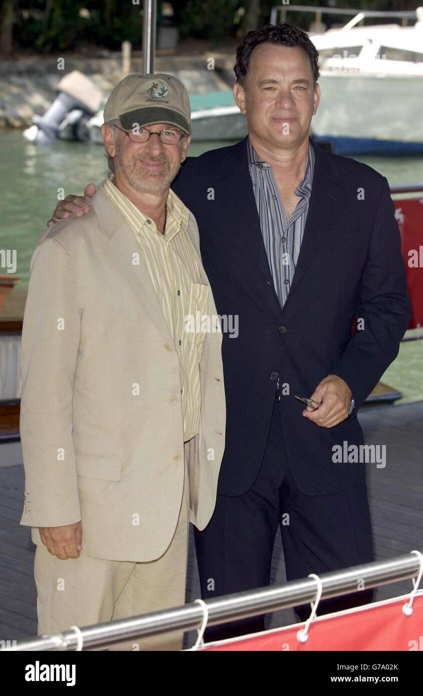 Regisseur Steven Spielberg (links) und Schauspieler Tom Hanks bei einer Fotoschau im Lido in Venedig, um während des 61. Internationalen Filmfestivals in Venedig für seinen neuen Film Terminal zu werben. Stockfoto