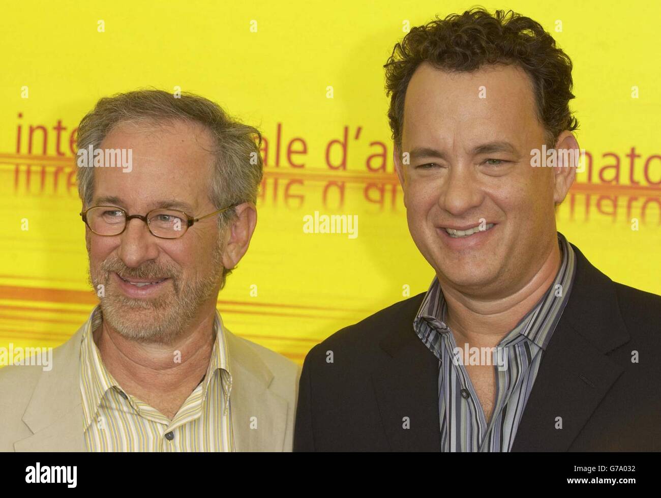 Regisseur Steven Spielberg (links) und Schauspieler Tom Hanks bei einer Fotoschau im Lido in Venedig, um während des 61. Internationalen Filmfestivals in Venedig für seinen neuen Film Terminal zu werben. Stockfoto