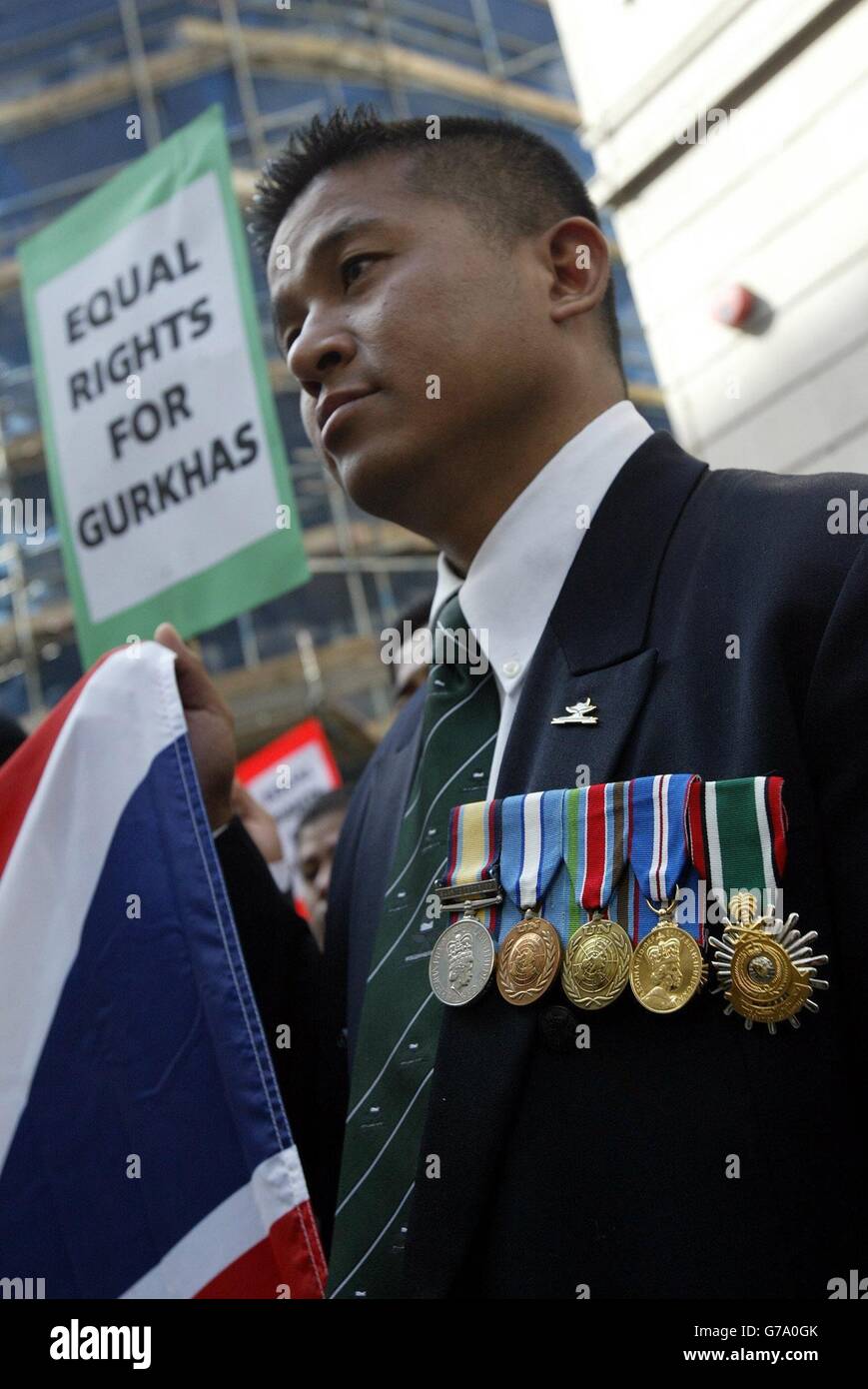 Eine Gruppe von 400 pensionierten Gurkha-Soldaten wird heute in einem Protest fordern, britische Staatsbürger zu werden. Die in Nepal geborenen Männer, die alle 15 bis 30 Jahre im Elite-Regiment dienten, glauben, dass das Innenministerium zu lange dauert, um zu entscheiden, ob sie sich in Großbritannien niederlassen dürfen. Einige warten seit mehr als zwei Jahren auf die Bearbeitung von Anträgen und sagen, dass der fehlende nationale Status sie daran hindert, bestimmte Arbeitsplätze zu bekommen und ihr Leben zu erhalten. Stockfoto