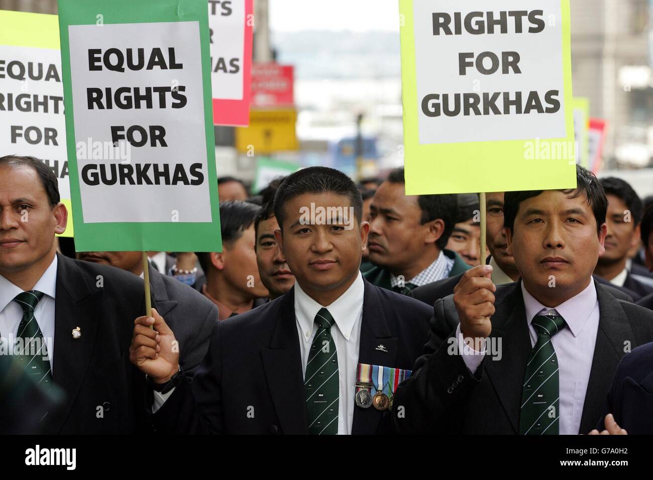 Eine Gruppe von 400 pensionierten Gurkha-Soldaten wird in einem Protest die britische Staatsbürgerschaft fordern. Die in Nepal geborenen Männer, die alle 15 bis 30 Jahre im Elite-Regiment dienten, glauben, dass das Innenministerium zu lange dauert, um zu entscheiden, ob sie sich in Großbritannien niederlassen dürfen. Einige warten seit mehr als zwei Jahren auf die Bearbeitung von Anträgen und sagen, dass der fehlende nationale Status sie daran hindert, bestimmte Arbeitsplätze zu bekommen und ihr Leben zu leben. Stockfoto