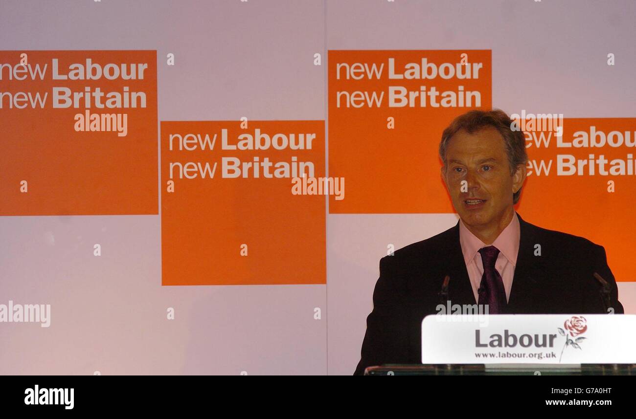 Der britische Premierminister Tony Blair wendet sich an Mitarbeiter der Labour Party in ihrem Hauptsitz in London. In seiner Rede stellte der Ministerpräsident die sieben wichtigsten Herausforderungen dar, auf die sich die Regierung bis zu den nächsten Parlamentswahlen "ohne Ende" konzentrieren wird. Stockfoto