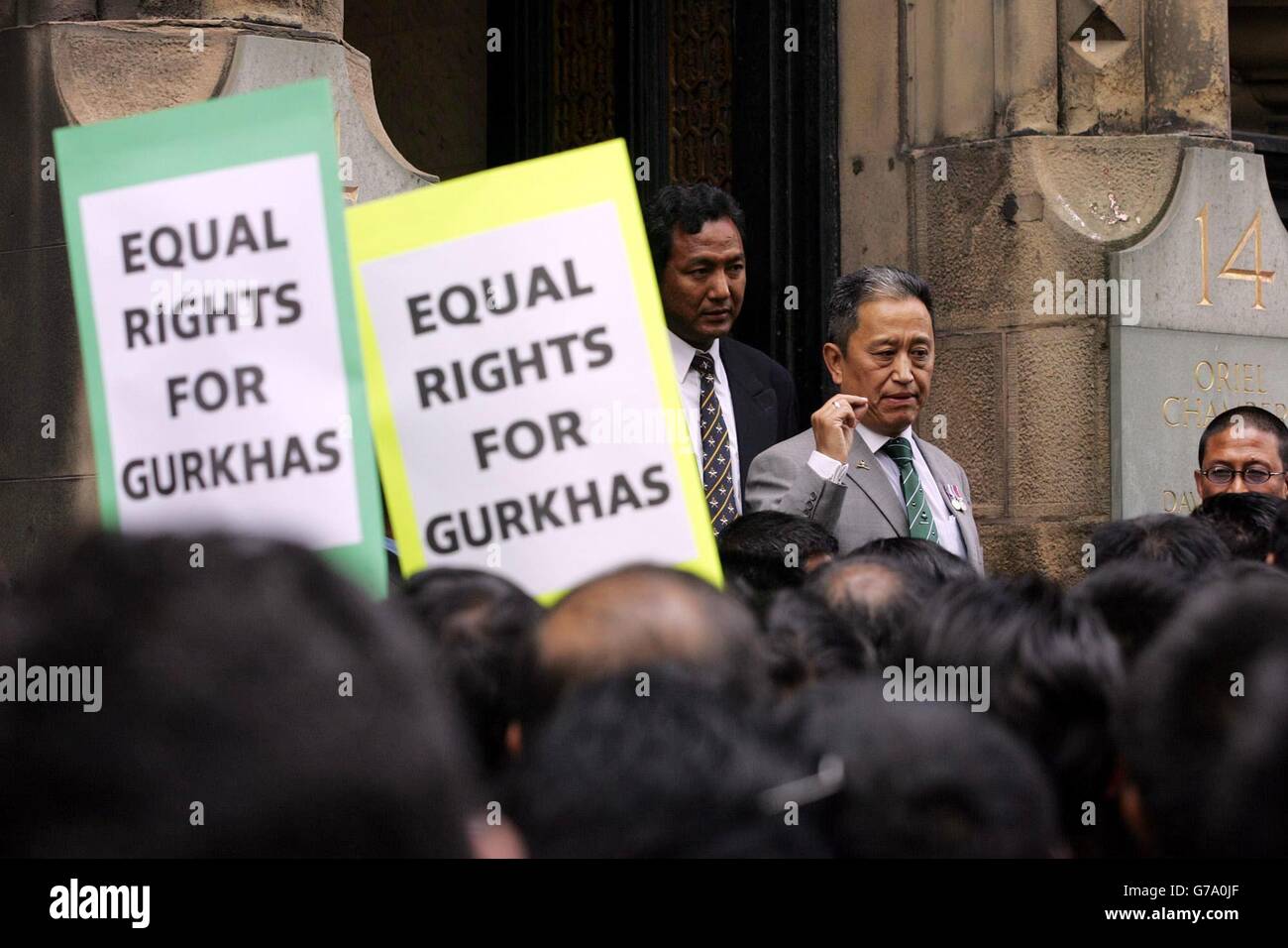 Tikendra Dewan, Vorsitzender der britischen Gurkha Welfare Society, spricht vor dem Einwanderungsamt in Liverpool vor Hunderten von Gurkha-Soldaten, die sich für die britische Staatsbürgerschaft einsetzen. Die in Nepal geborenen Männer, die alle 15 bis 30 Jahre im Elite-Regiment dienten, glauben, dass das Innenministerium zu lange dauert, um zu entscheiden, ob sie sich in Großbritannien niederlassen dürfen. Einige warten seit mehr als zwei Jahren auf die Bearbeitung von Anträgen und sagen, dass der fehlende nationale Status sie daran hindert, bestimmte Arbeitsplätze zu bekommen und ihr Leben zu leben. Stockfoto
