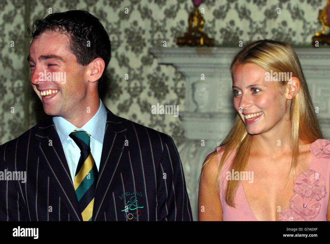 Der irische Olympiasieger Cian O'Connor und seine Freundin Rachel Wyse bei einem Empfang mit Präsidentin Mary McAleese in der Residenz des Präsidenten, Aras an Uachtarain, in Phoenix Park, Dublin, Irland. Stockfoto