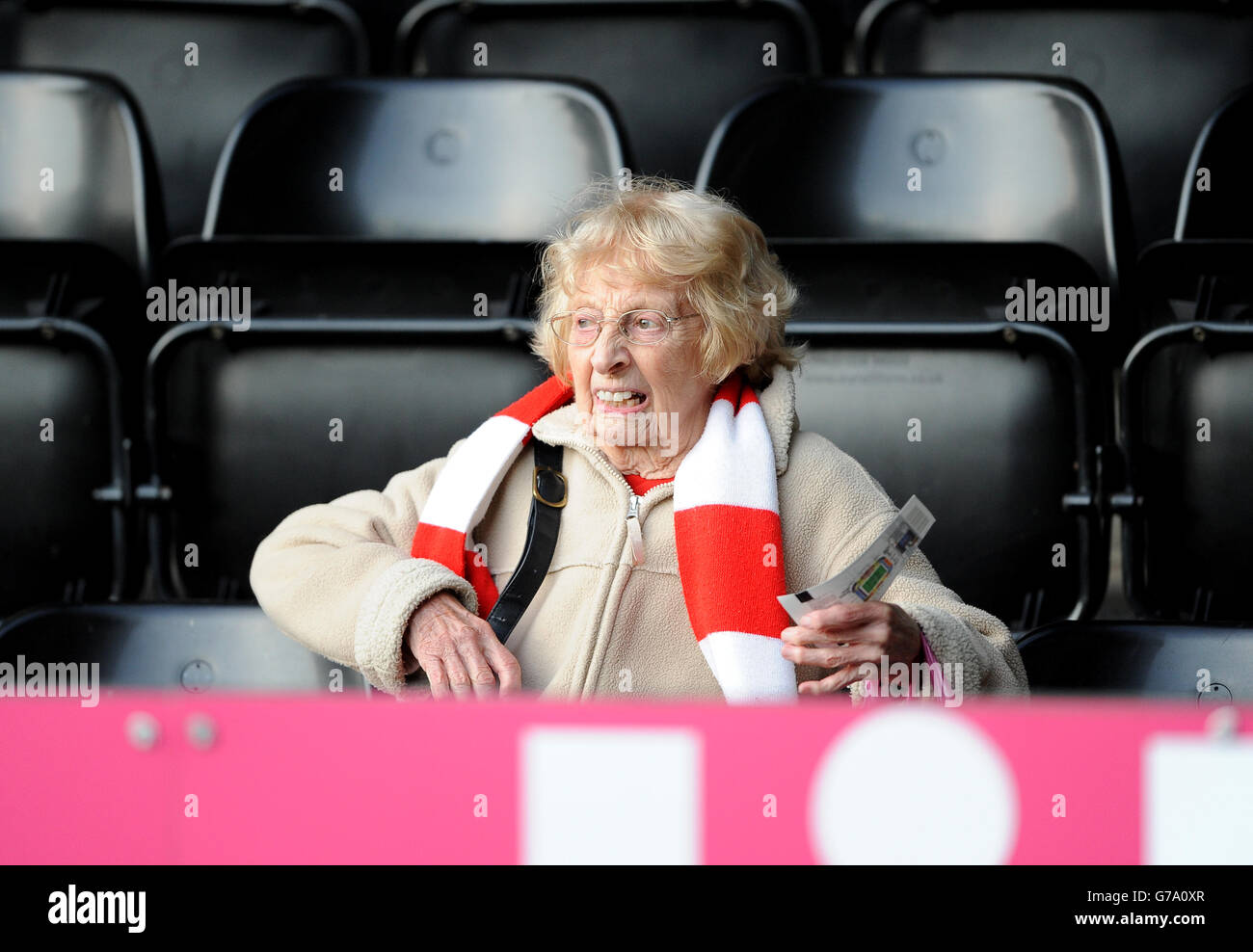 Fußball - Capital One Cup - zweite Runde - Derby County / Charlton Athletic - iPro Stadium. Ein Charlton Athletic-Fan auf der Tribüne Stockfoto