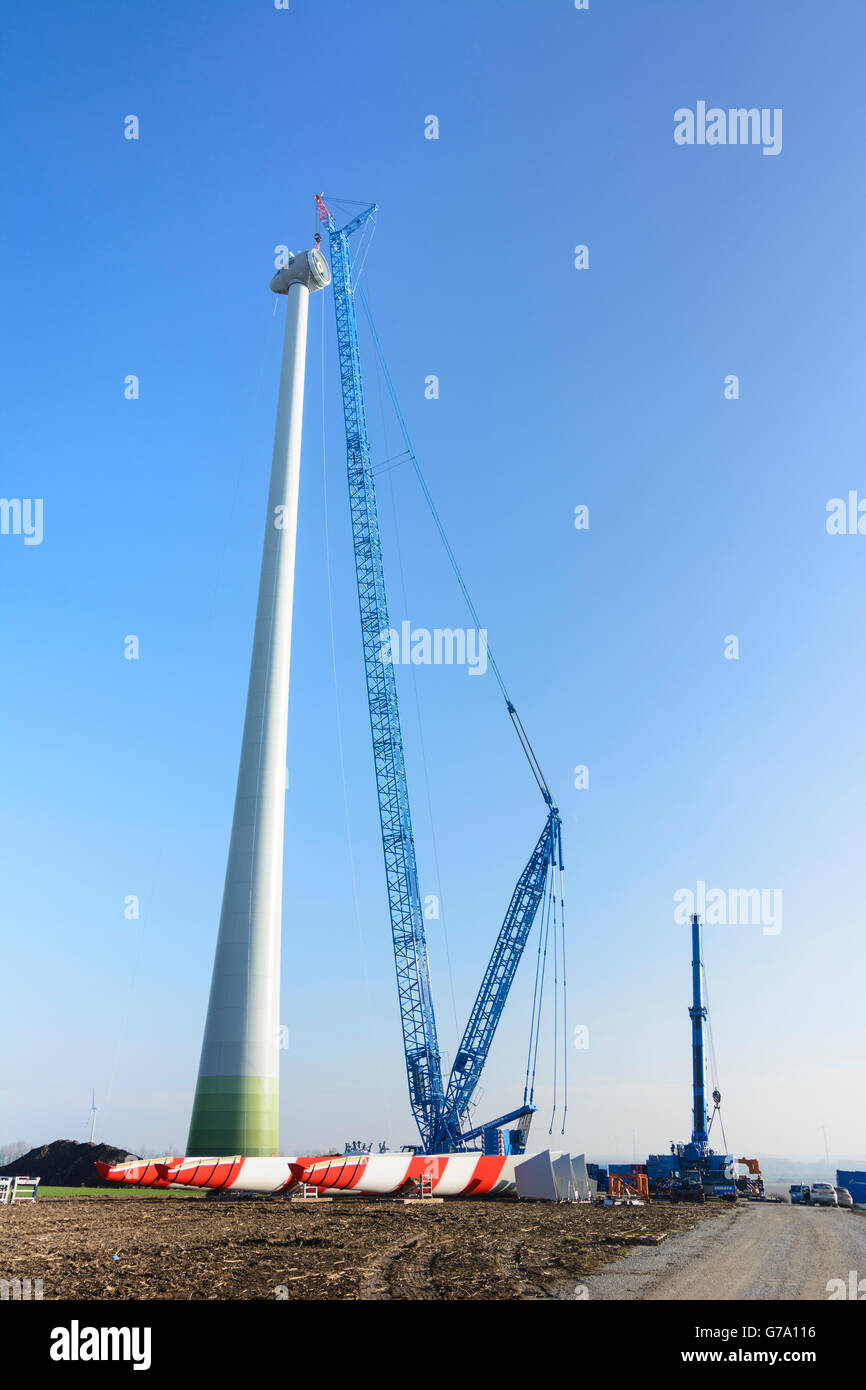 Installation von einer Windkraftanlage, Windpark, Kran, Bau, Petronell-Carnuntum, Österreich, Niederösterreich, Niederösterreich, D Stockfoto