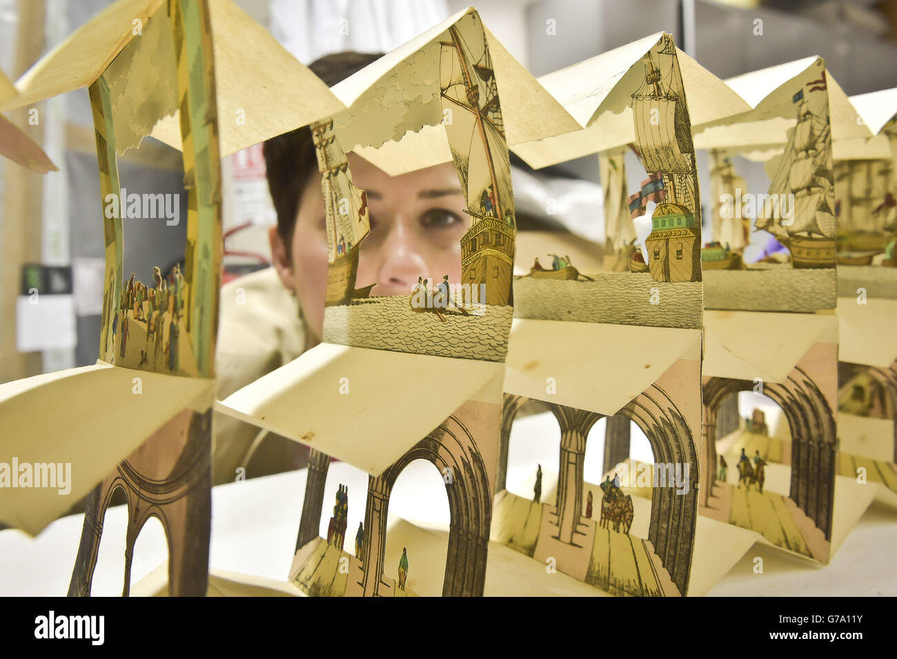 Direktor von Education and Conservation Rhian Tritton im ss Great Britain in Bristol während sie eine Thames Tunnel Peep Show ansieht, ist das Projekt Isambard Kingdom Brunel, das zusammen mit seinem Vater arbeitet, Teil der bevorstehenden Ausstellung "Being Brunel". Stockfoto