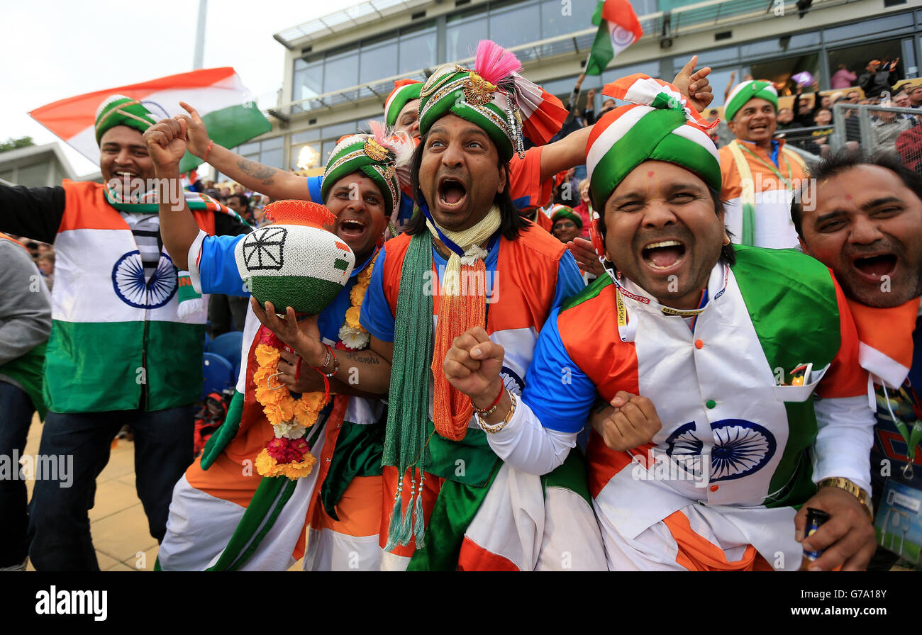 Indien-Fans zeigen ihre Unterstützung beim Royal London One Day International im SWALEC Stadium, Cardiff. DRÜCKEN SIE VERBANDSFOTO. Bilddatum: Mittwoch, 27. August 2014. Siehe PA Geschichte CRICKET England. Bildnachweis sollte lauten: David Davies/PA Wire. EINSCHRÄNKUNGEN: Die Nutzung unterliegt Einschränkungen. Keine kommerzielle Nutzung. Weitere Informationen erhalten Sie unter der Nummer 44 (0)1158 447447. Stockfoto