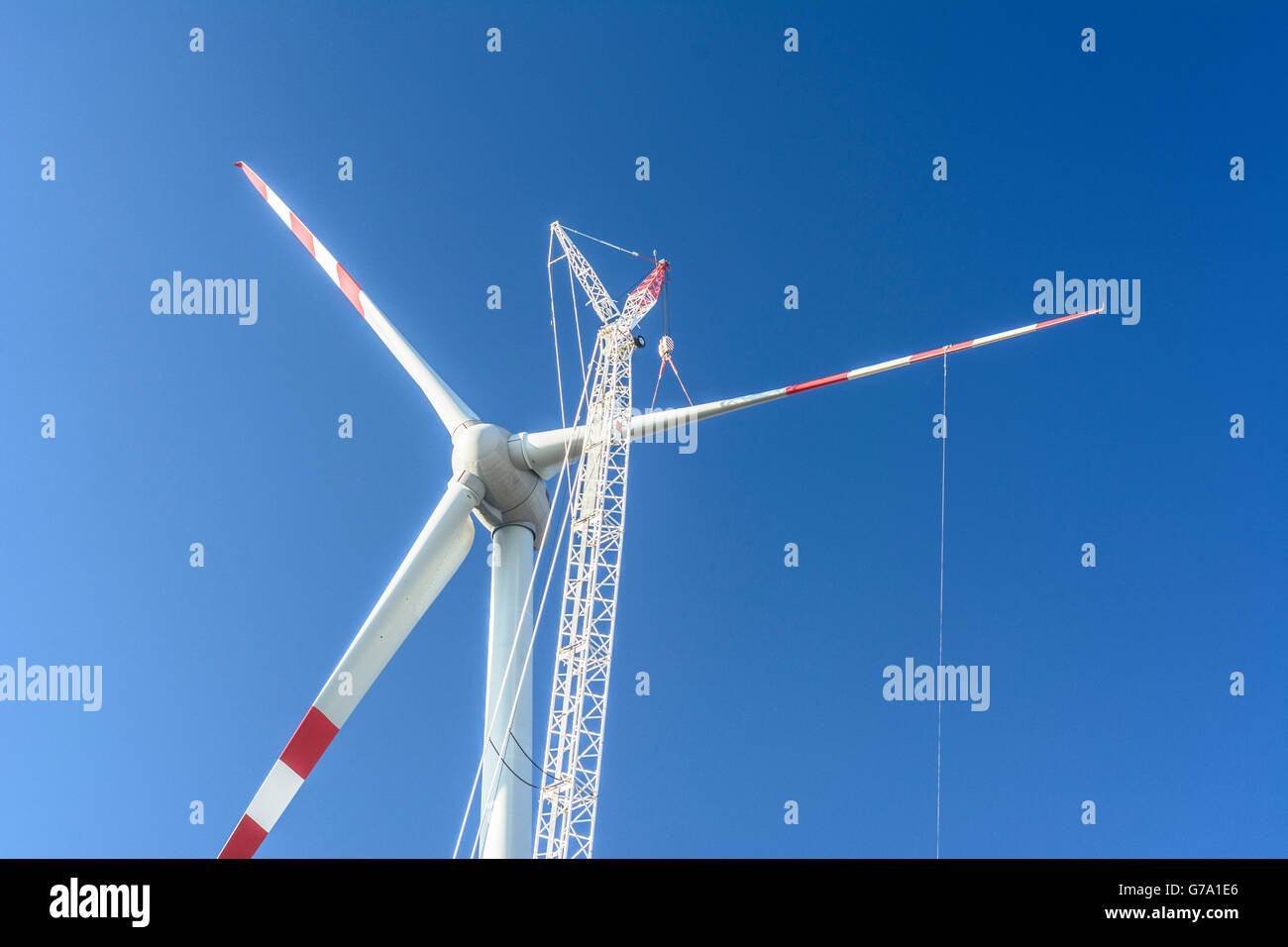 Installation von einer Windkraftanlage, Windpark, Kran, Bau, Petronell-Carnuntum, Österreich, Niederösterreich, Niederösterreich, D Stockfoto