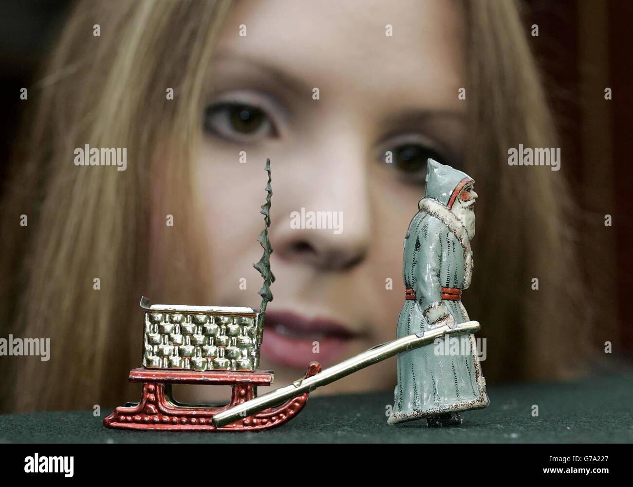 Hannah Schmidt betrachtet einen sehr seltenen „Meier Santa Claus Pulling Sleigh“ im Wert von 4000 bis 6000 aus der David Pressland Collection mit edlen Penny-Spielzeugen und Weißblech, einer der besten Spielzeugkollektionen der Welt, bevor er bei Christie's in London versteigert wurde. Stockfoto