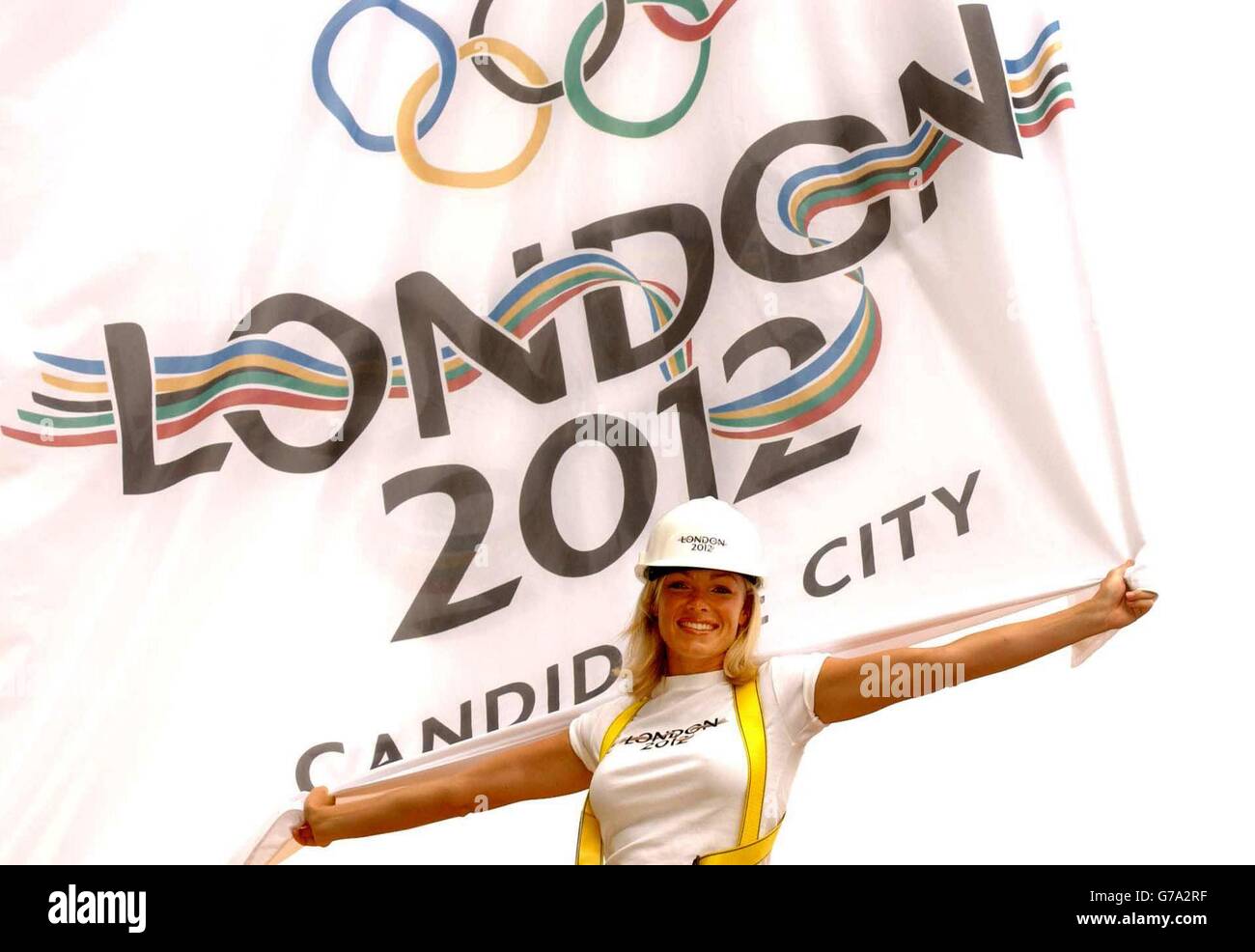 Model Nell McAndrew enthüllt die erste einer Reihe von britischen olympischen Flaggen auf der Mall im Zentrum von London. Die riesigen, mehrfarbigen „Back the Bid“-Flaggen werden die Mall, die Horse Guard's Parade und den Parliament Square säumen, um Londons Bewerbung für die Olympischen Spiele 2012 zu unterstützen. 25/10/2004 Eine Arbeitsstelle sollte jetzt eingerichtet werden und gesunde Aktivitäten wie Radfahren sollten gefördert werden, um ein dauerhaftes Erbe aus einer erfolgreichen Bewerbung um die Olympischen Spiele 2012 zu erreichen, forderten zwei einflussreiche Think-Tanks am Montag, den 25 2004. Oktober. Ein erheblicher Nutzen aus der Ausrichtung der Veranstaltung wird erbracht Stockfoto