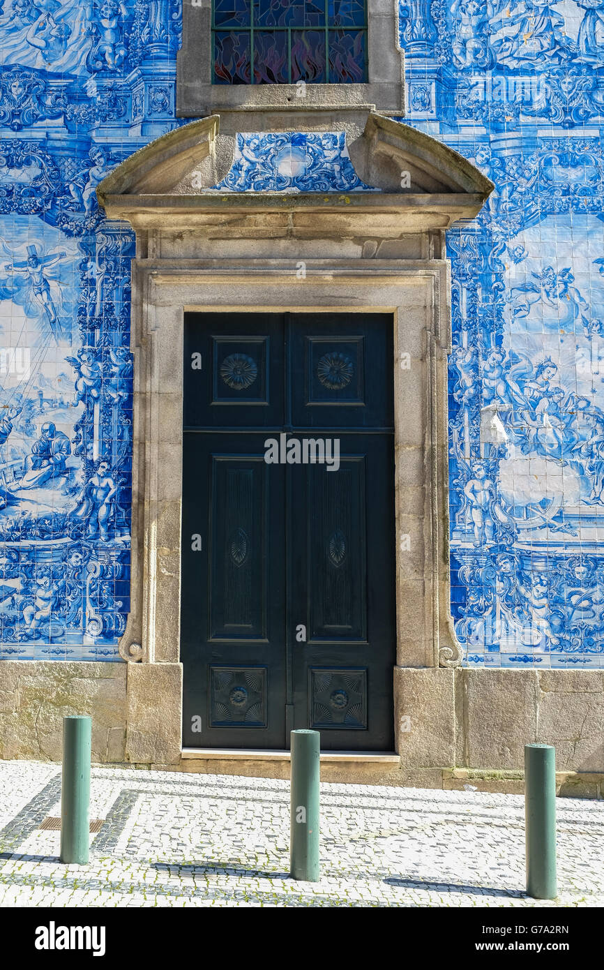 Capela Das Almas, Außenwand, bedeckt mit Azulejos Kacheln, Porto, UNESCO-Weltkulturerbe, Portugal, Europa Stockfoto