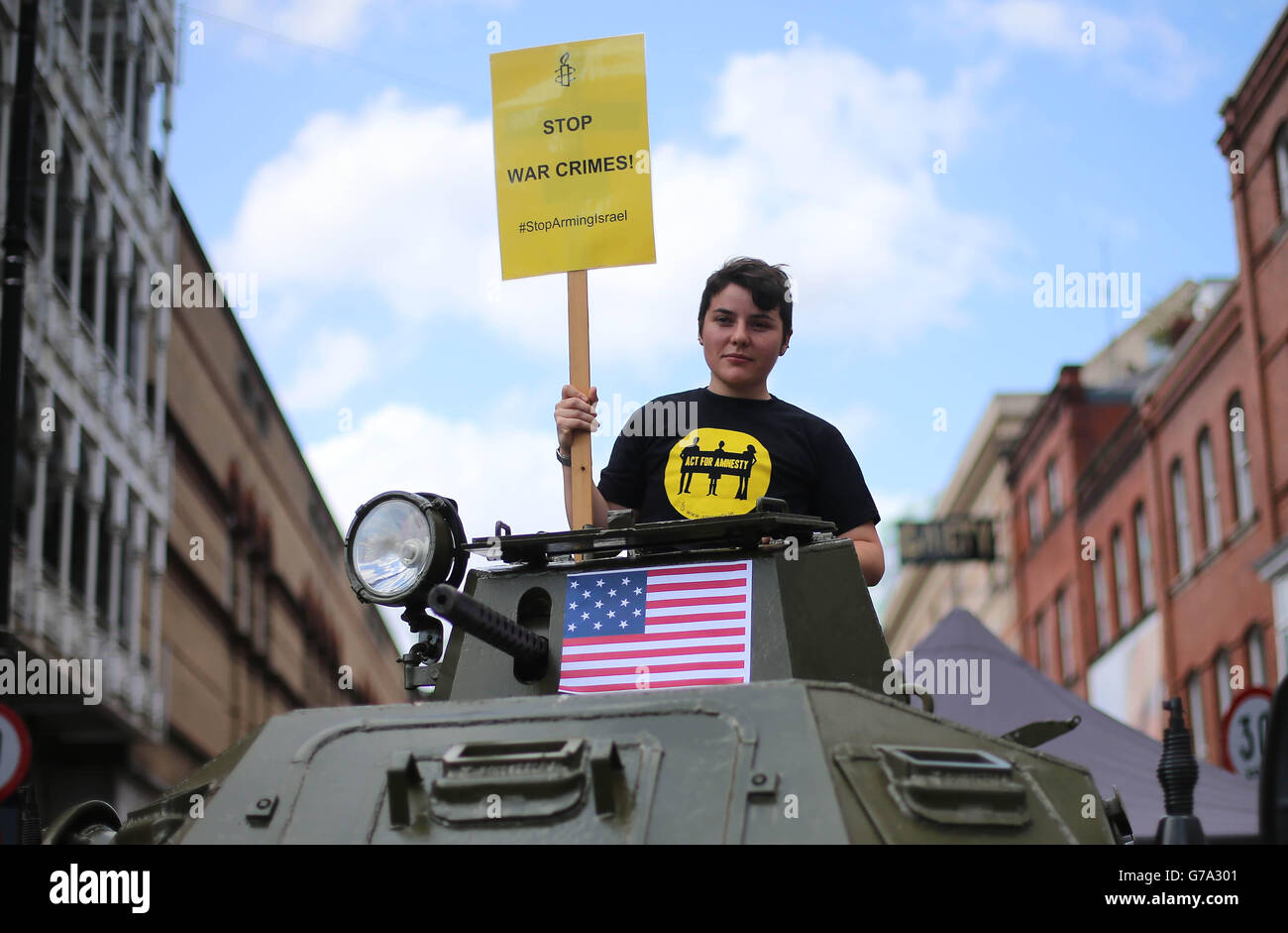FOTO. Die Freiwillige Jenn Byrne nimmt an einer Fotoannahme in der Grapron Street in Dublin Teil, wo Amnesty International die US-Regierung aufforderte, ihre laufenden Lieferungen großer Waffenmengen an Israel, die schwere Verstöße gegen das Völkerrecht in Gaza anheizen, unverzüglich einzustellen. Stockfoto