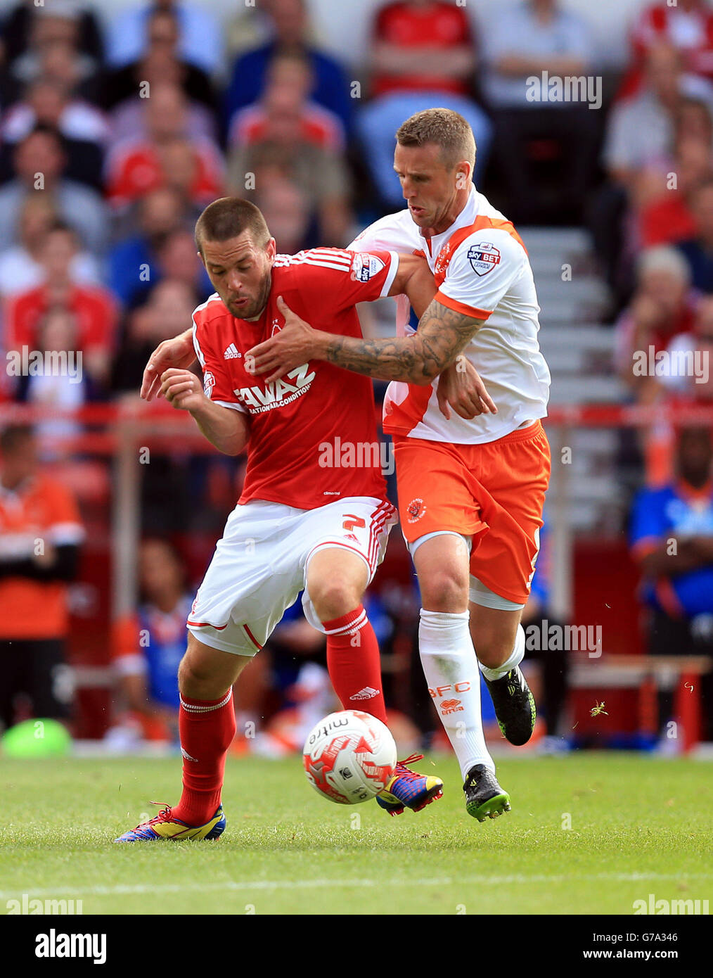 Blackpool's Peter Clarke (rechts) und Nottingham Forest's Matthew Fryatt kämpfen um den Ball während des Sky Bet Championship Spiels auf dem City Ground, Nottingham. Stockfoto