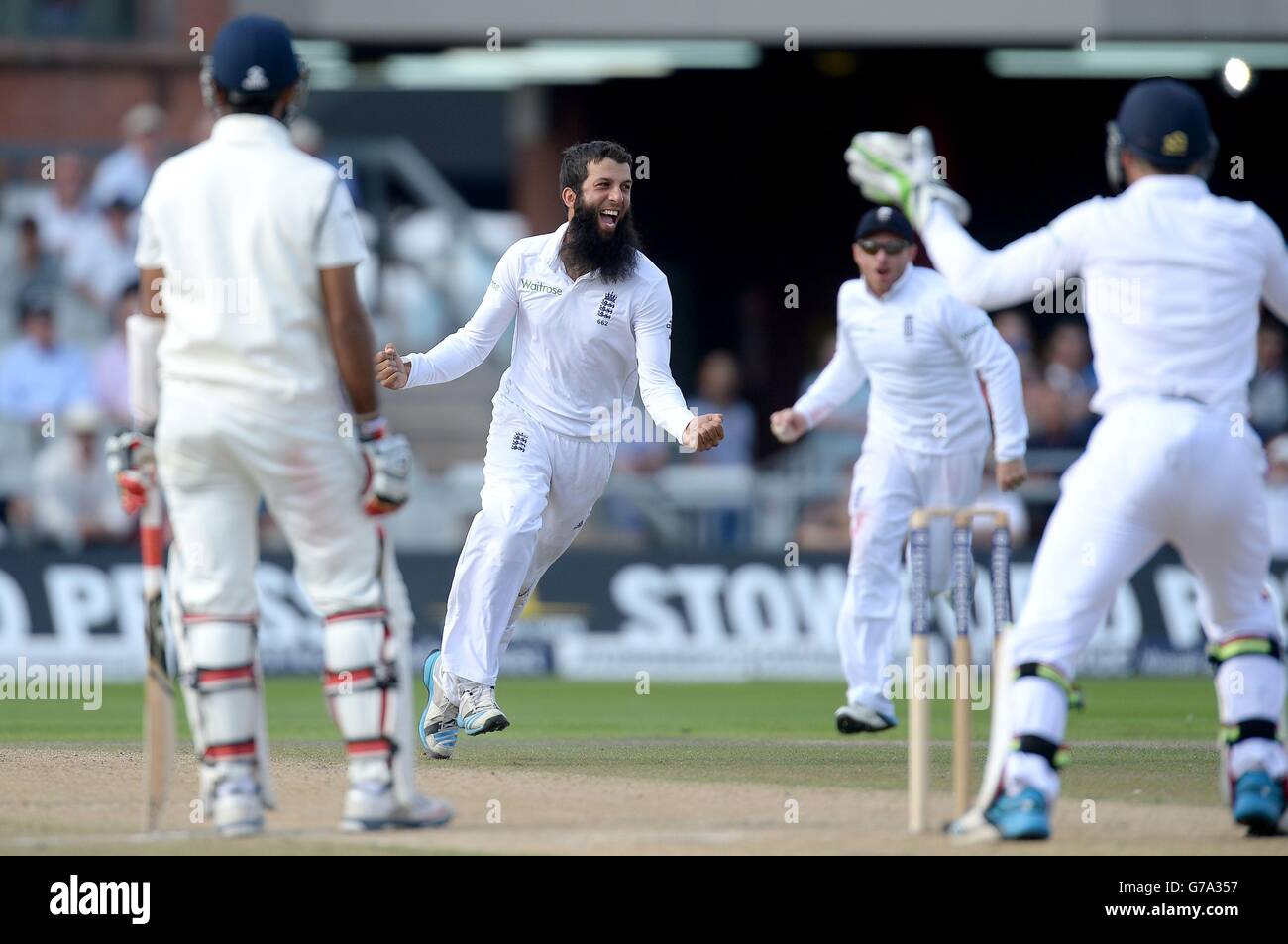 Englands Moeen Ali (Mitte) feiert das Bestehen des indischen Cheteshwar Pujara (links) während des vierten Investec-Tests im Emirates Old Trafford, Manchester. Stockfoto