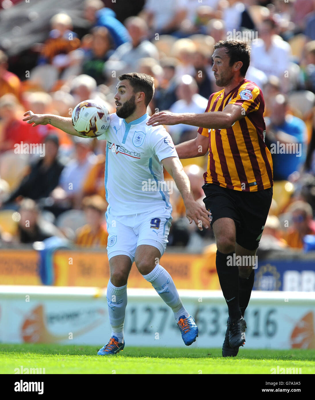 Fußball - Sky Bet League One - Bradford City / Coventry City - Valley Parade Stadium. Rory McArdle von Bradford City (rechts) und Josh McQuoid von Coventry City (links) kämpfen um den Ball. Stockfoto