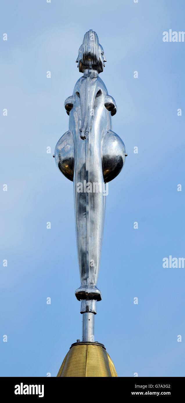 Detail einer zweiseitigen Skulptur einer mythischen alltäglichen Essex-Frau namens Julie auf dem Dach von 'Home for Essex', einem neuen Kunstprojekt des Künstlers Grayson Perry, das im Bau in Wrabness, Essex, ist. Stockfoto