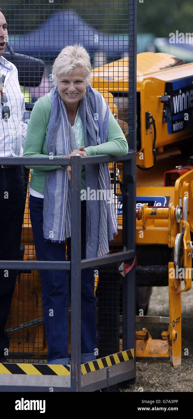 Schauspielerin Julie Walters startet das 12-Stunden-Rennen der British Lawn Mower Racing Association in der Nähe von Billingshurst, Sussex. Stockfoto