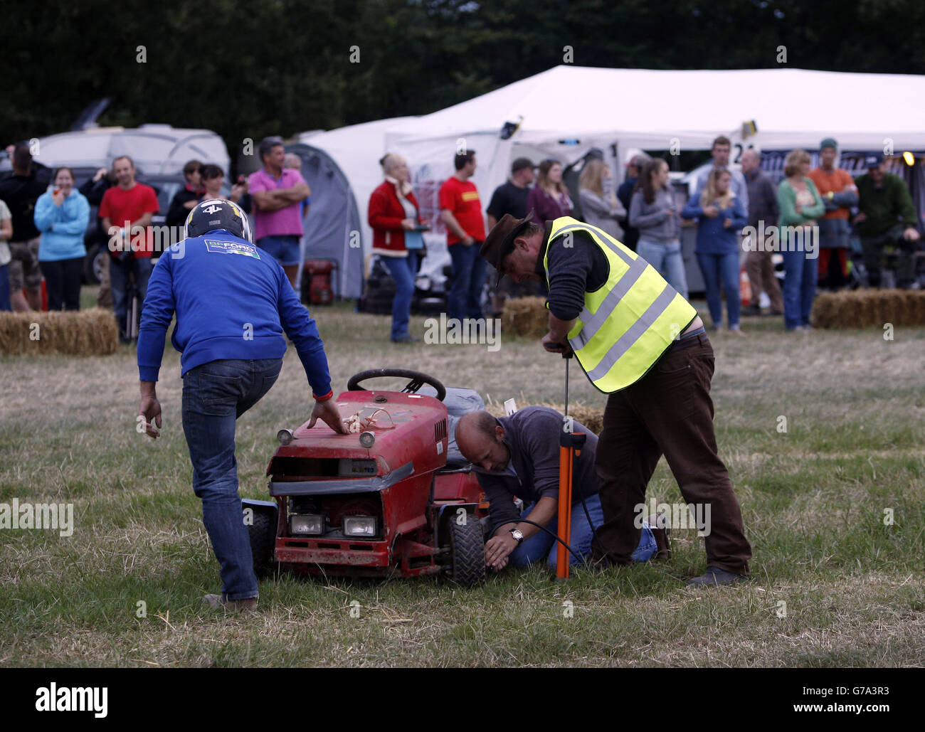 Die letzten Vorbereitungen werden vor dem 12-stündigen Langstreckenrennen der British Lawn Mower Racing Association in der Nähe von Billingshurst, Sussex, getroffen. Stockfoto