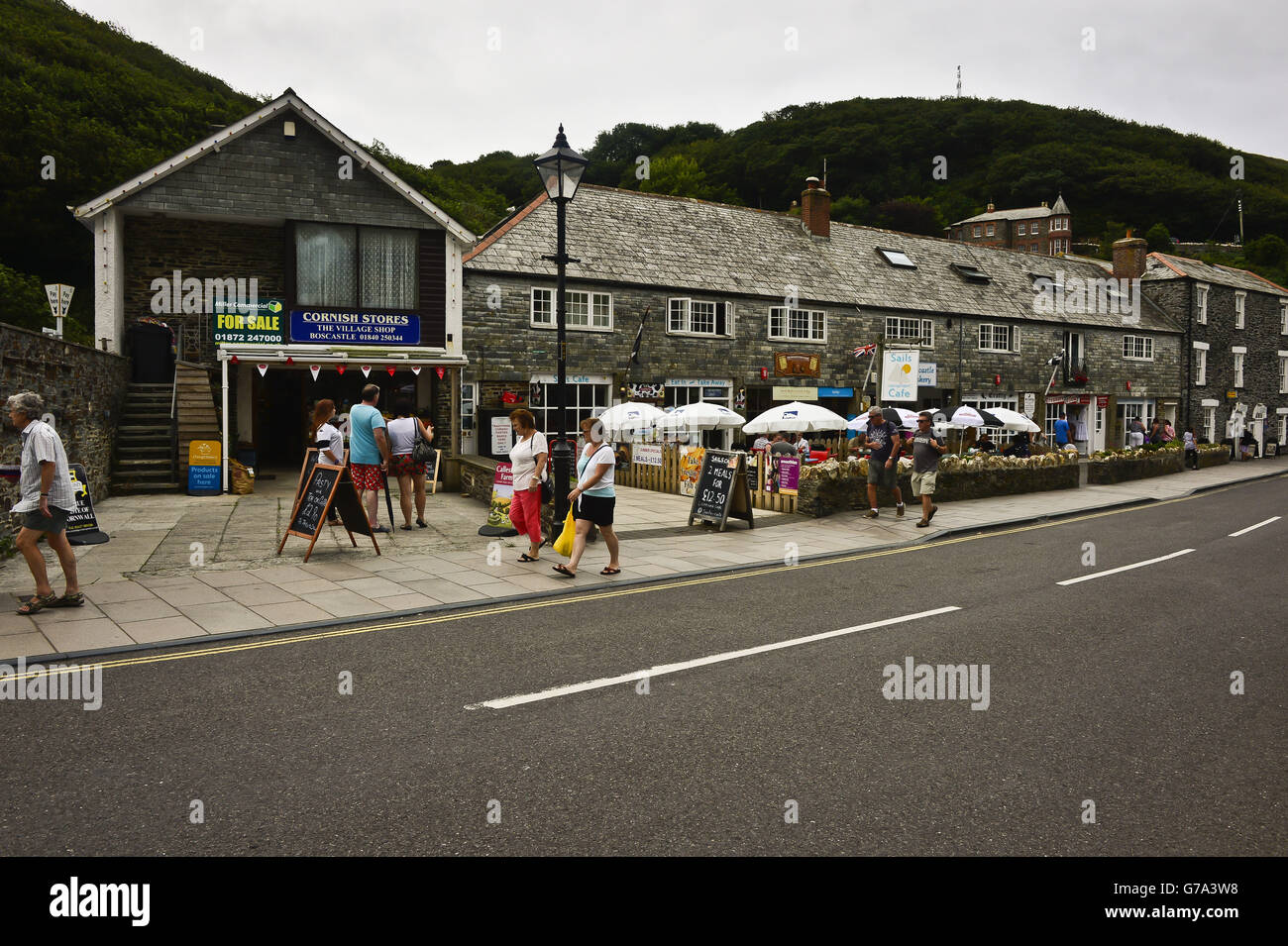 Geschäfte auf der Hauptstraße parallel zum Fluss Valency in Boscastle, Cornwall, am Mittwoch 30. Juli 2014, da 10 Jahre möglicherweise überschritten haben, aber Gedächtnisse der Boscastle Flut sind heute so frisch, als ob sie gestern geschehen war. Stockfoto