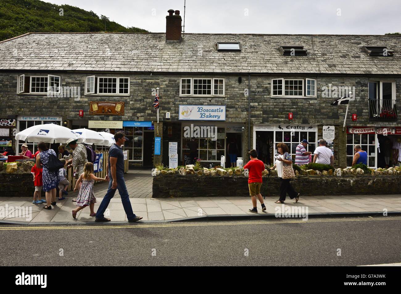 Geschäfte auf der Hauptstraße parallel zum Fluss Valency in Boscastle, Cornwall, am Mittwoch 30. Juli 2014, da 10 Jahre möglicherweise überschritten haben, aber Gedächtnisse der Boscastle Flut sind heute so frisch, als ob sie gestern geschehen war. Stockfoto