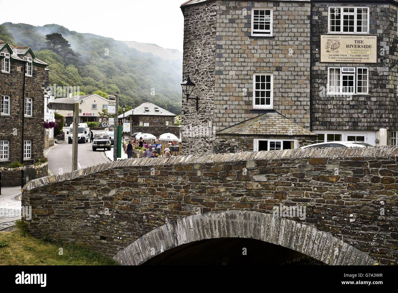 Die Hauptstraßebrücke über dem Fluss Valency in Boscastle, Cornwall, am Mittwoch 30. Juli 2014, da 10 Jahre möglicherweise überschritten haben, aber Gedächtnisse der Boscastle Flut sind heute so frisch, als ob sie gestern geschehen war. Stockfoto