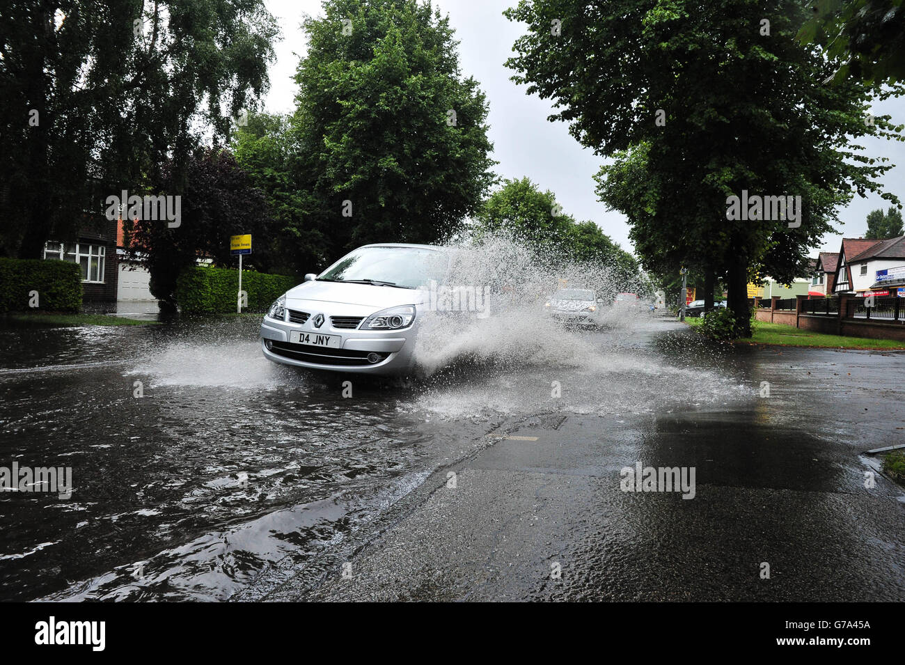 Fahrzeuge passieren eine überflutete Straße in Chilwell, Nottingham, während die Überreste des Hurrikans Bertha durch die East Midlands fahren. Stockfoto