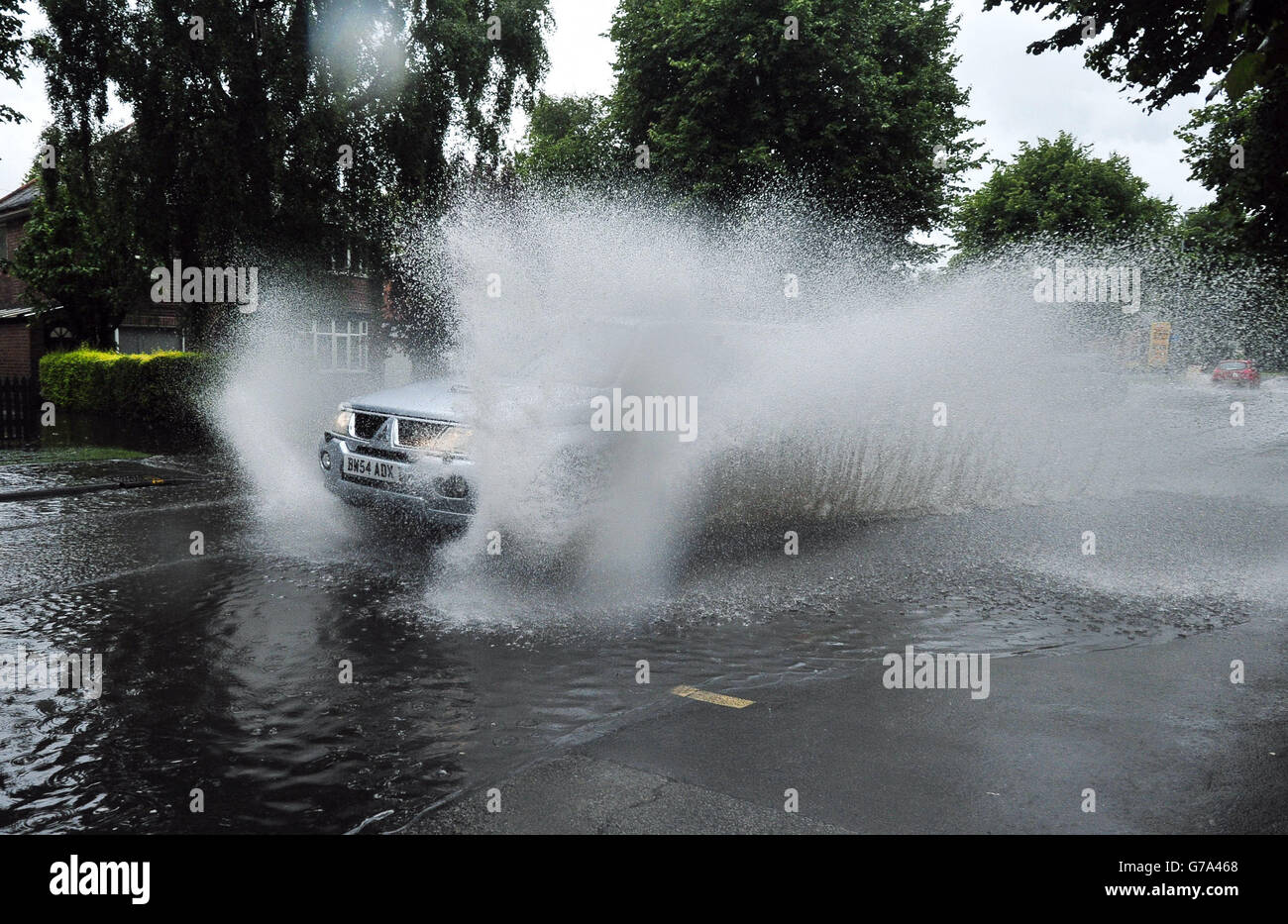 Fahrzeuge passieren eine überflutete Straße in Chilwell, Nottingham, während die Überreste des Hurrikans Bertha durch die East Midlands fahren. Stockfoto