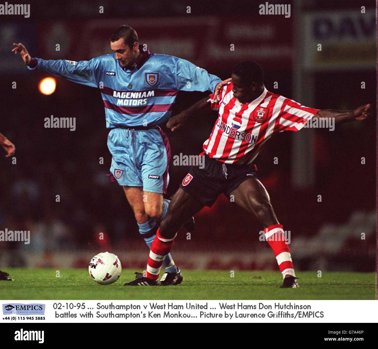 02-10-95. Southampton / West Ham United. West Hams Robbie Slater kämpft mit dem Southampton-Spieler Ken Monkou. Bild von Laurence Griffiths/EMPICS Stockfoto