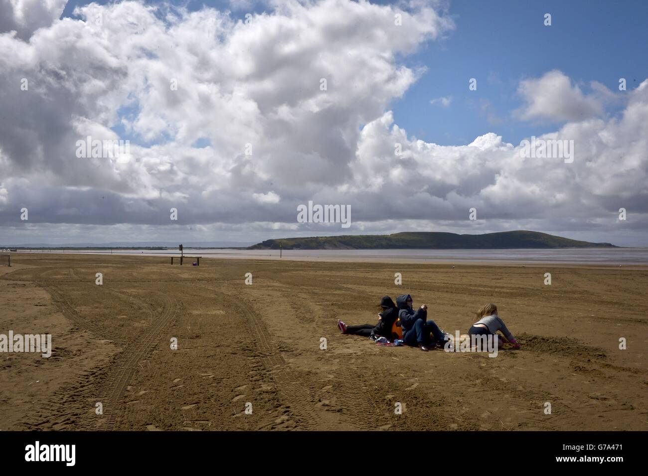 Die Menschen genießen den windigen Strand von Weston-super-Mare, Somerset, während die Überreste des Hurrikans Bertha über Teile des Landes fegten. Stockfoto