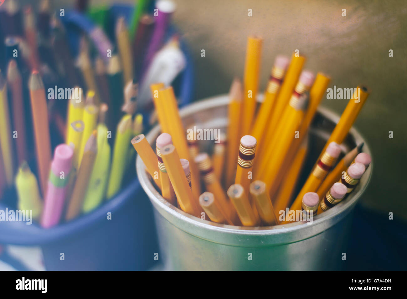 Foto von einigen Bleistifte Farben und Markierungen in Kunststoff-Flaschen Stockfoto