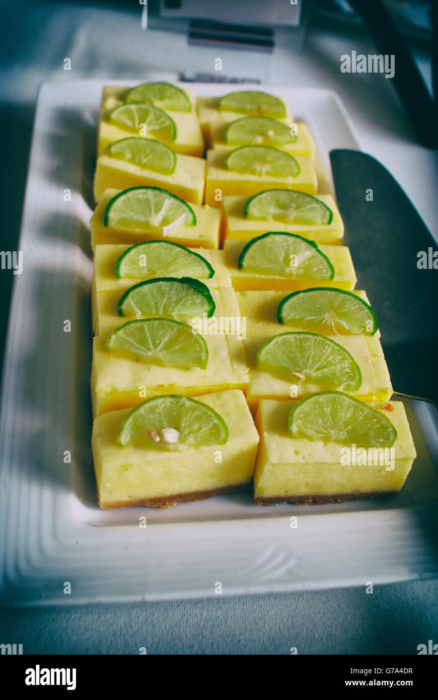 Foto von einer Platte mit einem Zitronen Kuchen dessert Stockfoto