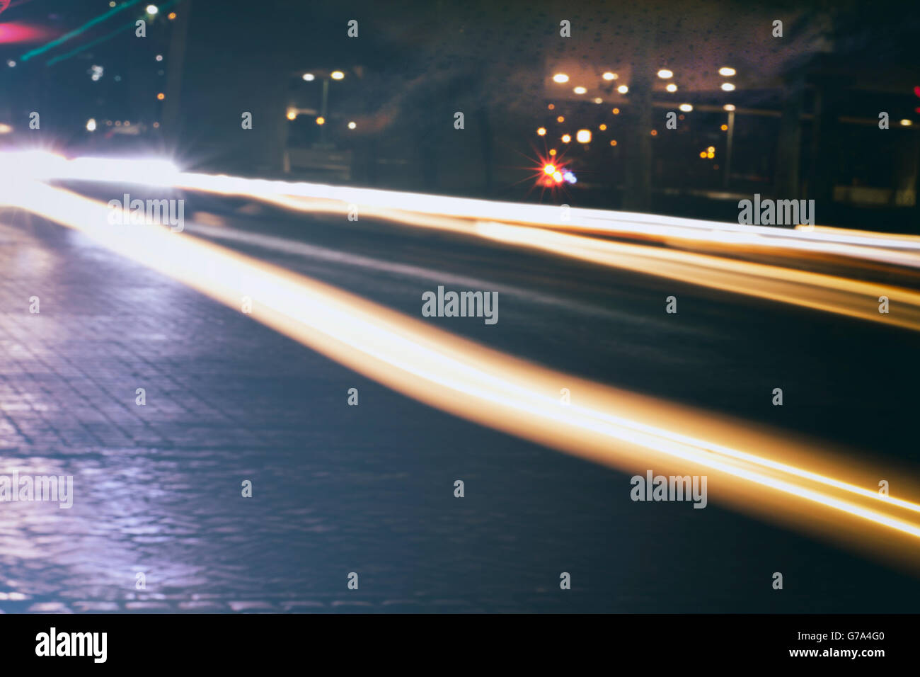 Foto von unscharfen Autolichter auf ein städtisches Motiv mit Langzeitbelichtung Wirkung Stockfoto