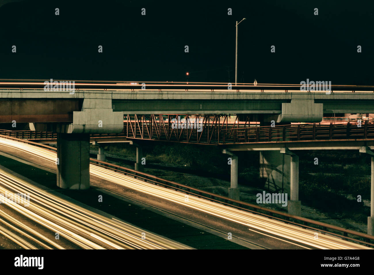 Foto von unscharfen Autolichter auf ein städtisches Motiv mit Langzeitbelichtung Wirkung Stockfoto