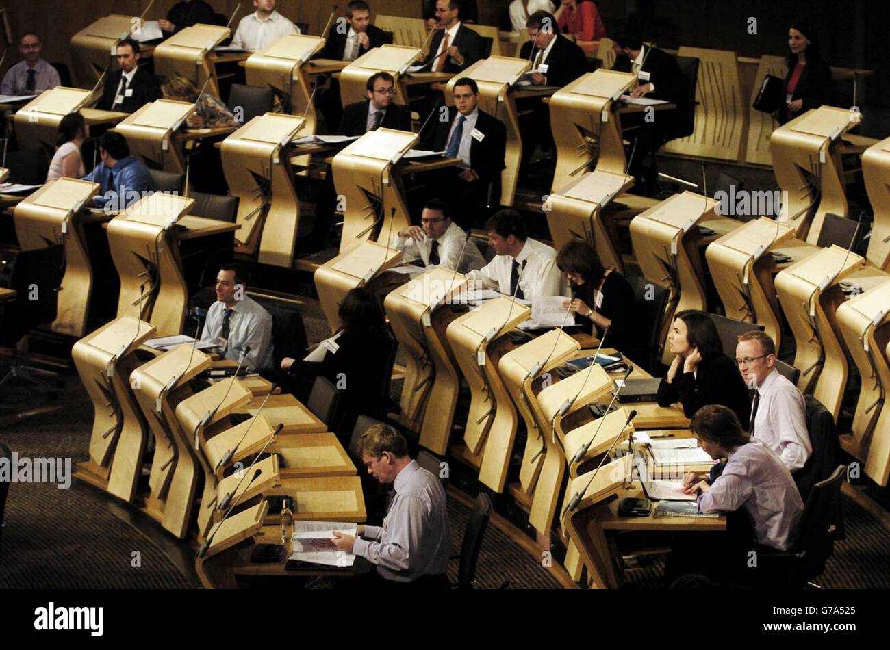 Rund 450 Mitglieder der Öffentlichkeit erhielten bei einer Generalprobe einen frühen Einblick in das neue Holyrood-Gebäude in Edinburgh, um das schottische Parlamentspersonal auf Herz und Nieren zu prüfen. Die Live-Testing-Übung ist in Vorbereitung auf den Geschäftsbeginn am 7. September und die Beteiligten nahmen an der Übung Teil, indem sie die Identitäten der 129 schottischen MSP übernahmen und alte schottische Parlamentsdebatten Wort für Wort in der neuen Kammer wiederverfaßten. Stockfoto