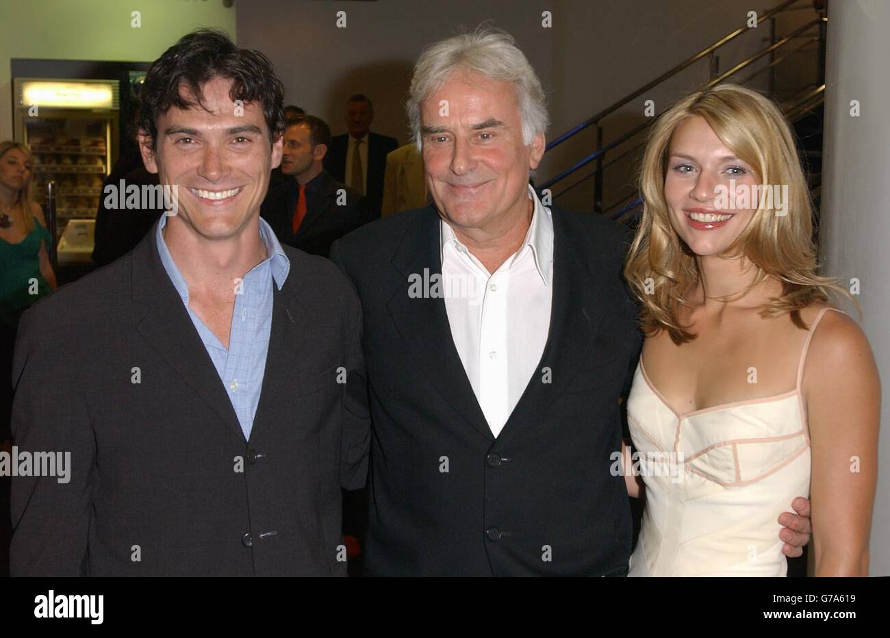 Regisseur Richard Eyre (Mitte) mit Stars des Films Billy Crudup und Claire Danes, die zur London Charity-Premiere von Stage Beauty im Odeon West End im Zentrum von London für die National Film and Television School eintreffen. Stockfoto