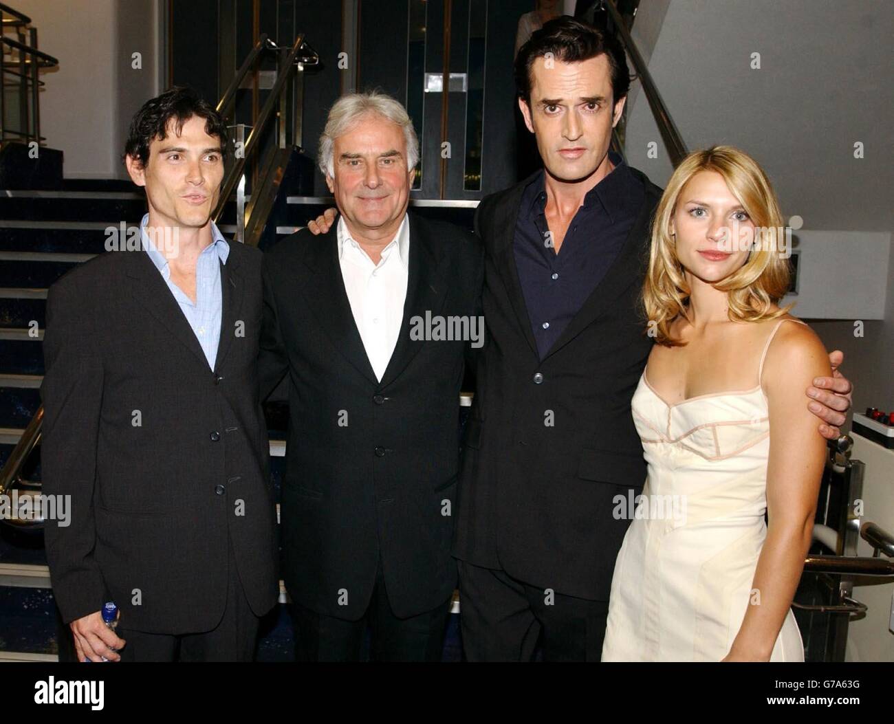 Regisseur Richard Eyre (Mitte links) mit Stars des Films, Billy Crudup (ganz links), Rupert Everett und Claire Danes, die zur London Charity-Premiere von Stage Beauty im Odeon West End im Zentrum von London für die National Film and Television School eintreffen. Stockfoto
