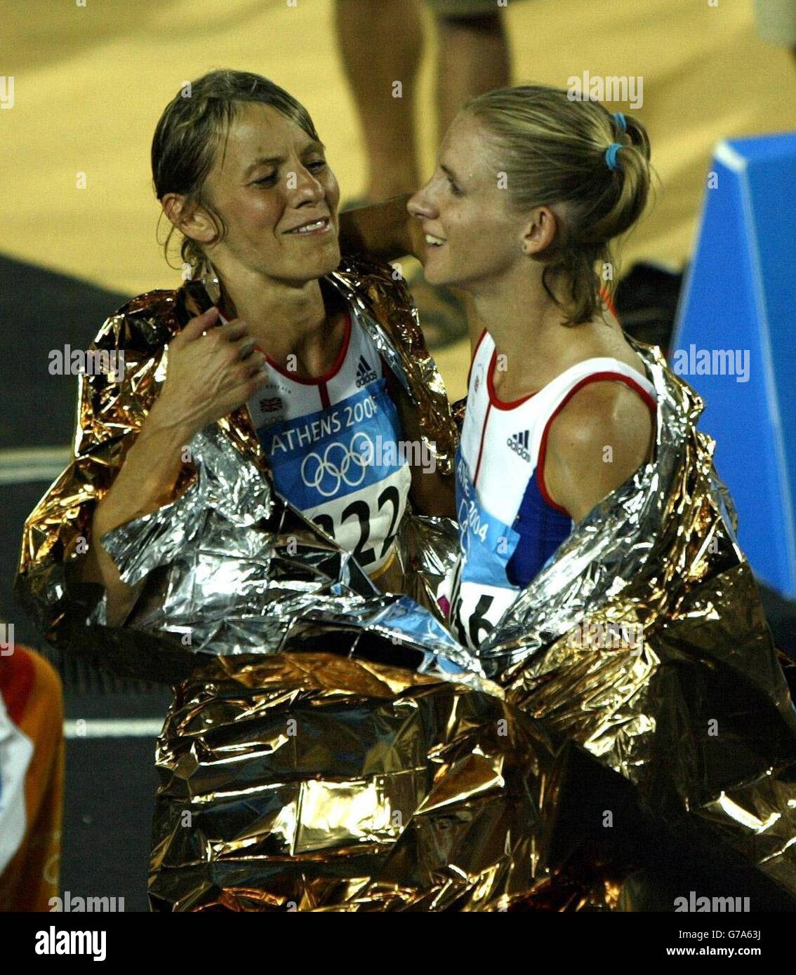 Die Briten Tracey Morris (links) und Liz Yelling gratulieren sich gegenseitig, nachdem sie während der Olympischen Spiele in Athen, Griechenland, die Ziellinie im Marathon überquert haben. Paula Radcliffe mit heißer Spitze zog sich früher im Rennen aus. Stockfoto