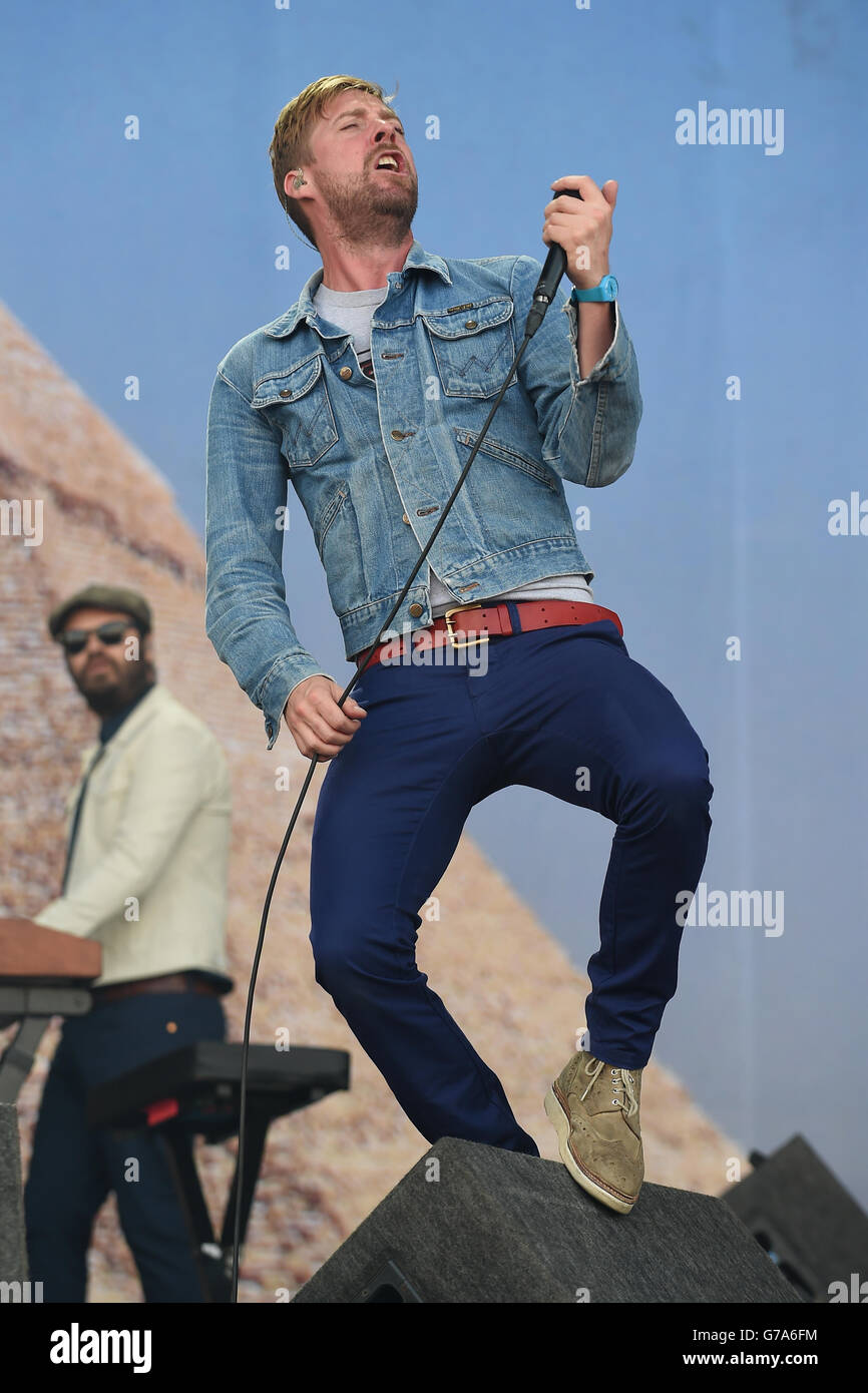 Ricky Wilson von den Kaiser Chiefs tritt am zweiten Tag des V Festivals im Weston Park in Staffordshire auf der Virgin Media Bühne auf. Stockfoto