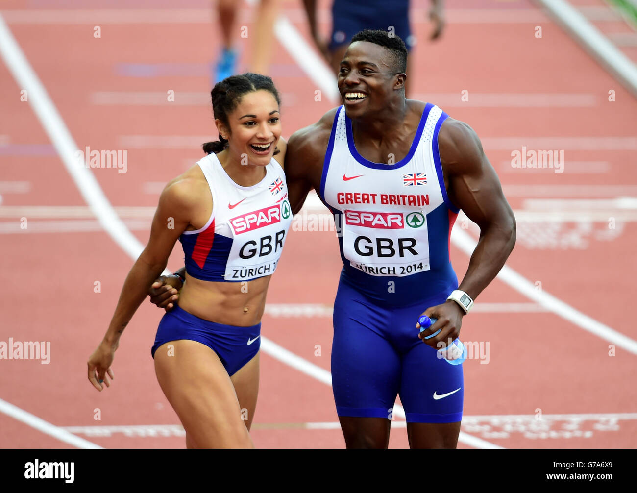 Die Briten Jodie Williams (links) und Harry Aikines-Aryeetey feiern, nachdem sowohl die Männer als auch die Frauen am sechsten Tag der Leichtathletik-Europameisterschaften 2014 im Letzigrund-Stadion in Zürich die 4x100-m-Staffel gewonnen haben. Stockfoto