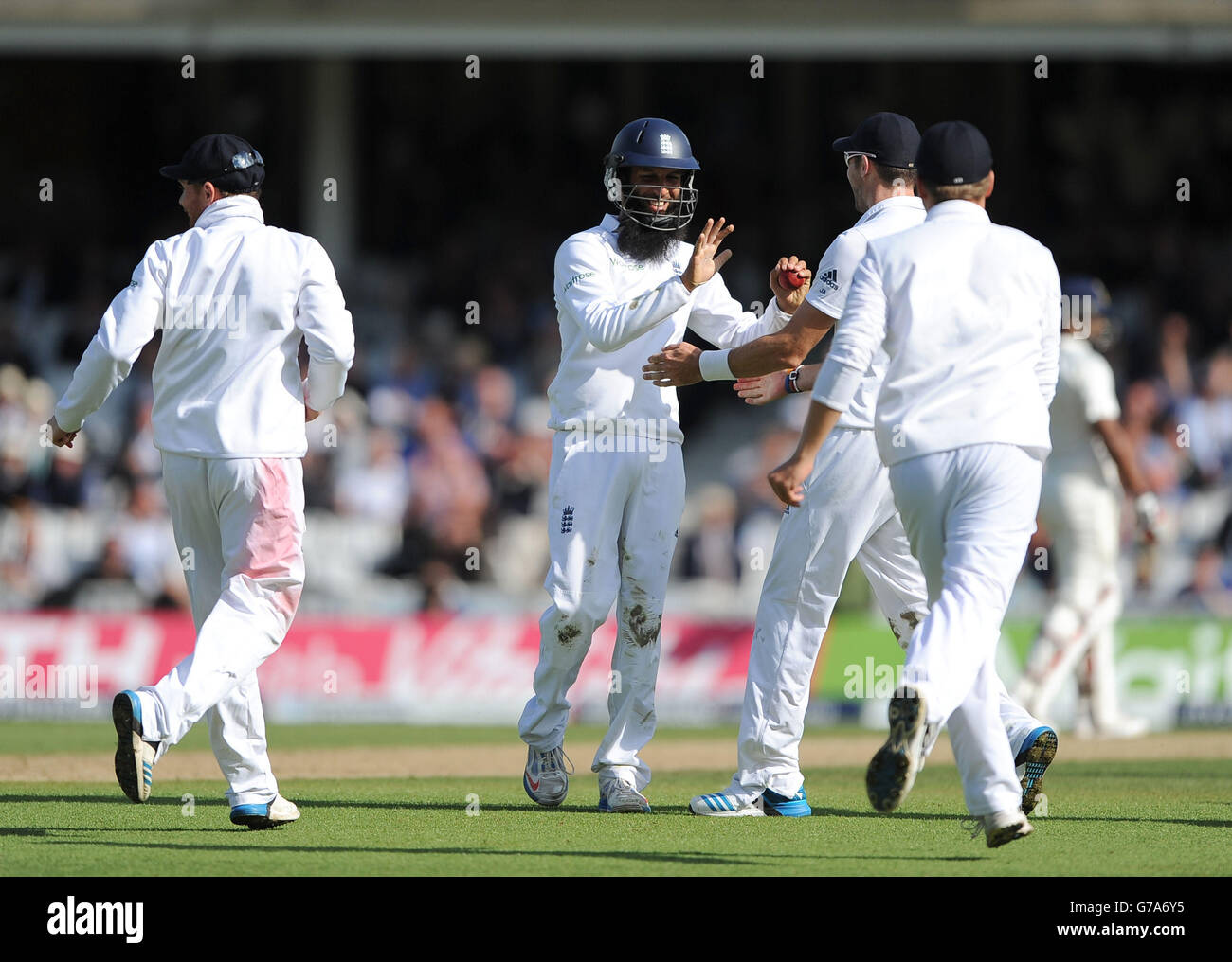 Englands Moeen Ali (zweiter links) feiert mit James Anderson (zweiter rechts), nachdem er den Fang von Indiens letztem Wicket, Ishant Sharma, gemacht hat, um einen Seriensieg während des fünften Tests im Kia Oval, London, zu absolvieren. Stockfoto