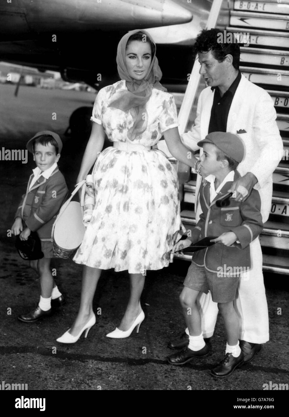 Elizabeth Taylor kommt am Flughafen London an, mit ihrem vierten Ehemann, der Sängerin Eddie Fisher, und ihren Söhnen Michael, 6, und Christopher, 4, Kindern ihrer früheren Ehe mit Michael Wilding. Stockfoto