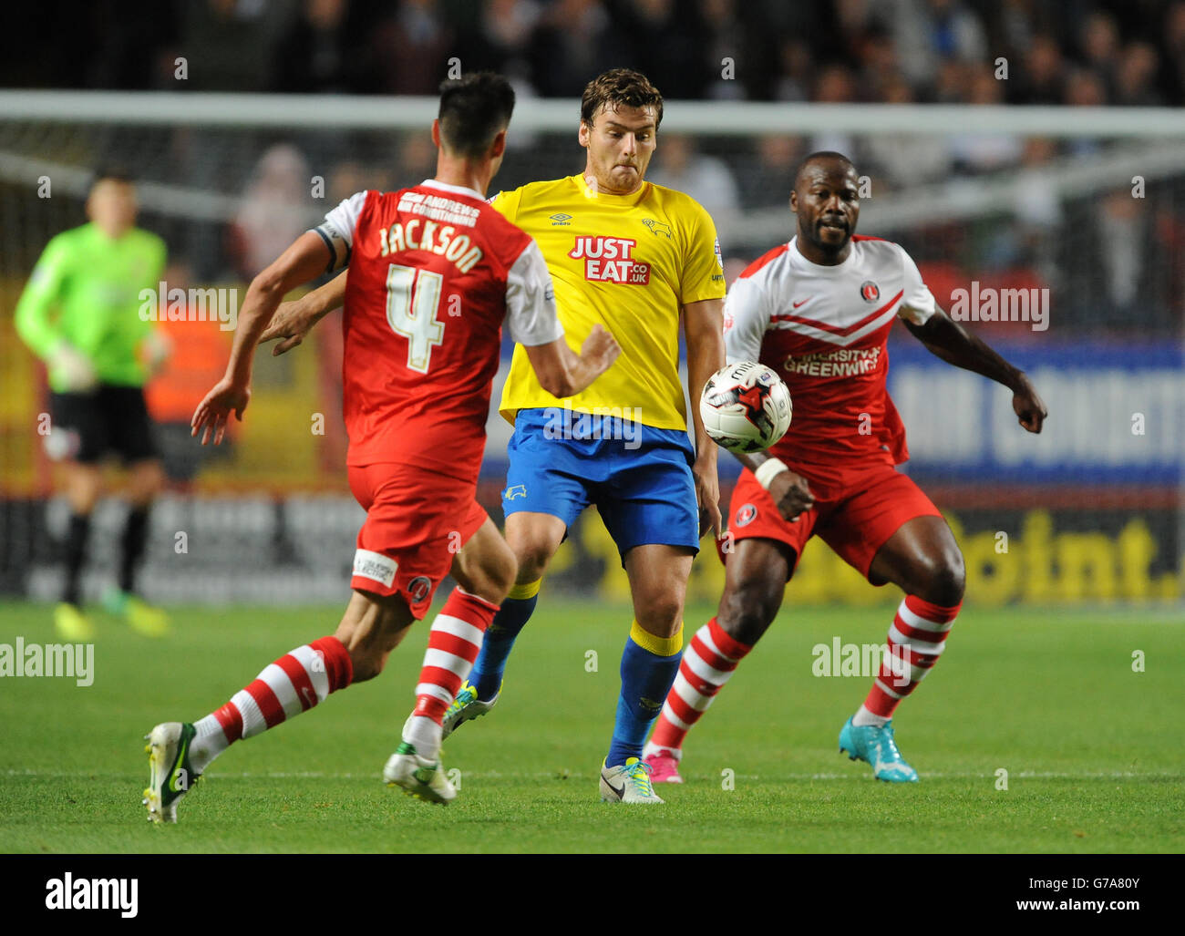 Johnnie Jackson von Charlton Athletic (links) und Andre Bikey (rechts) fordern Chris Martin von Derby County (Mitte) für den Ball heraus. Stockfoto