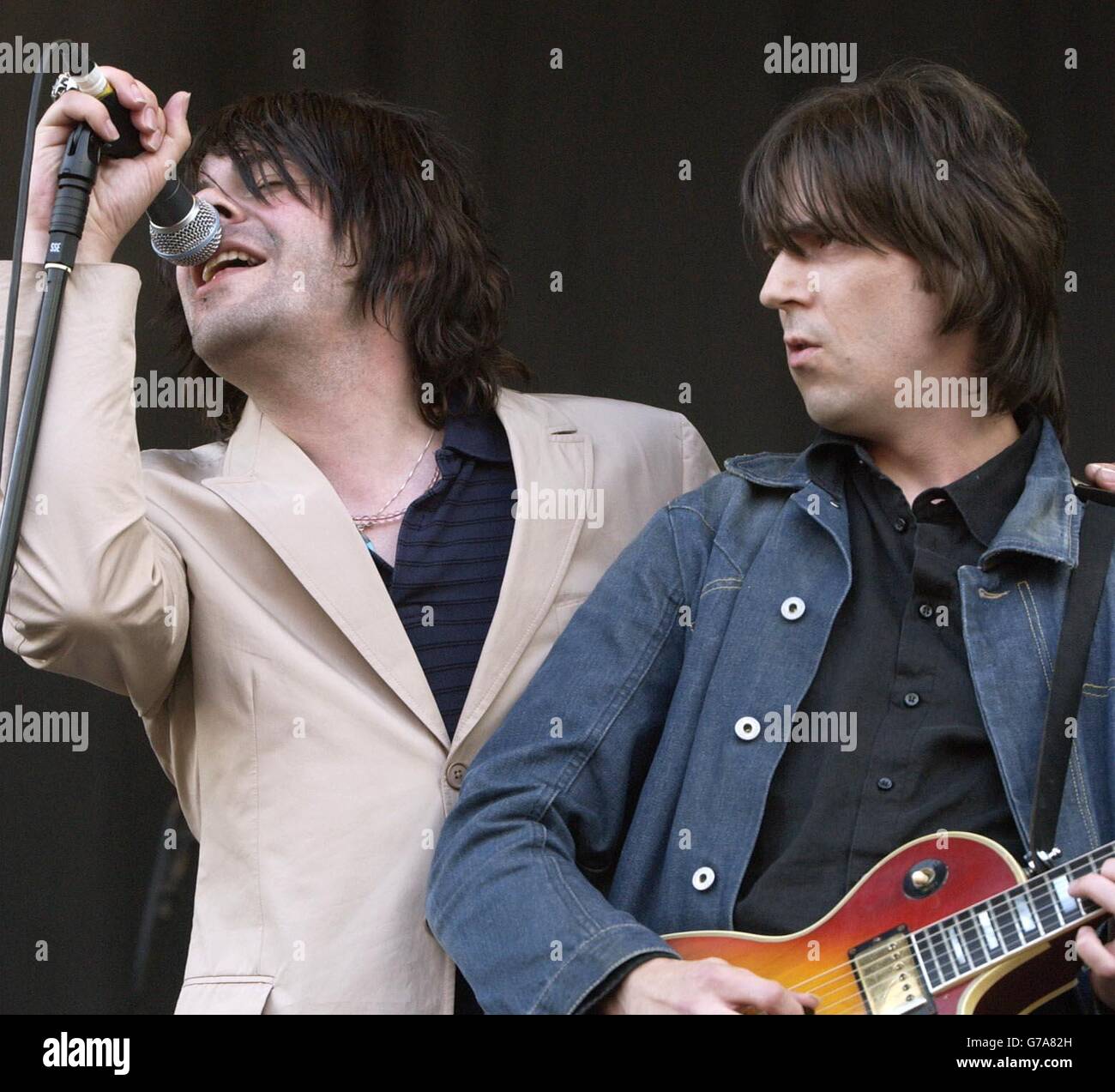 Der charlatanische Frontmann Tim Burgess (links) spielt live auf der V Stage beim V Festival 2004 in Chelmsford, Essex. Stockfoto