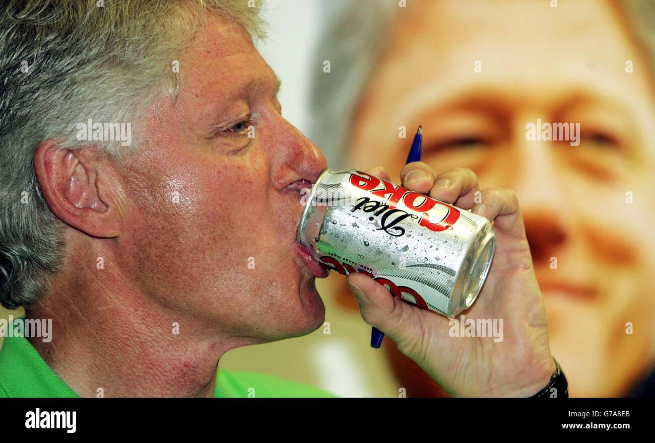 Der ehemalige US-Präsident Bill Clinton nippt von einer Diet Coke während einer Buchunterzeichnung in Easons Buchhandlung, O'Connell Street, Dublin. Rund 500 Fans nahmen an der Veranstaltung Teil, bei der der ehemalige US-Präsident Kopien seiner Memoiren My Life unterschrieb, und das unter strengem Sicherheitsschutz. Stockfoto
