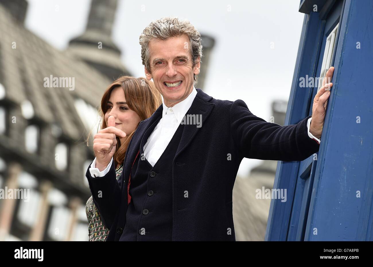 Doktor, der Peter Capaldi und Jenna Coleman während einer Fotocolall für Doctor Who auf dem Parliament Square im Zentrum von London vorstellt. Stockfoto